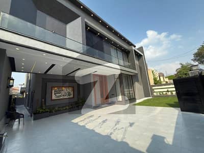 جوہر ٹاؤن لاہور میں 5 کمروں کا 1 کنال مکان 9.5 کروڑ میں برائے فروخت۔