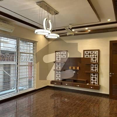 ڈی ایچ اے فیز 5 ڈیفنس (ڈی ایچ اے),لاہور میں 4 کمروں کا 10 مرلہ مکان 5.4 کروڑ میں برائے فروخت۔