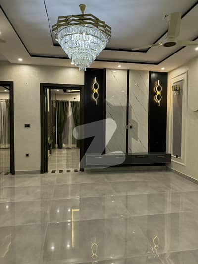 ایل ڈی اے ایوینیو لاہور میں 6 کمروں کا 10 مرلہ مکان 4.4 کروڑ میں برائے فروخت۔