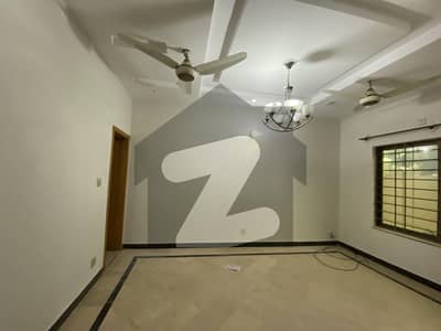 جی ۔ 13 اسلام آباد میں 3 کمروں کا 4 مرلہ مکان 1.05 لاکھ میں کرایہ پر دستیاب ہے۔