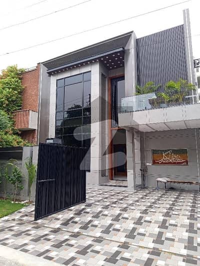 10 Marla Ultra-Modern House For Sale In Wapda Town Phase 1, Lahore