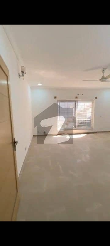 Fully Functional 1 Kanal Ground Portion With 3 Bedrooms &Amp; Drawing Dining