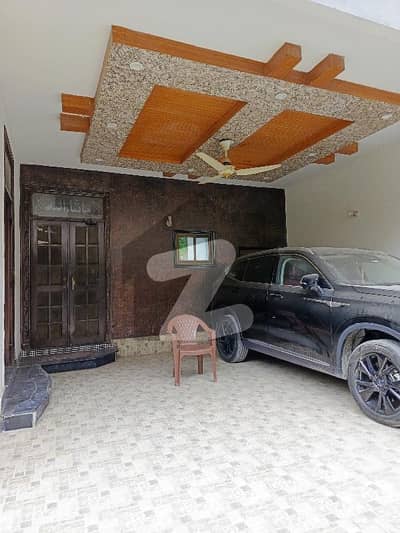 جوہر ٹاؤن لاہور میں 7 کمروں کا 10 مرلہ مکان 4.6 کروڑ میں برائے فروخت۔