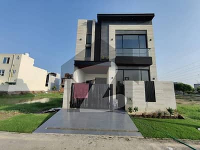 لیک سٹی رائیونڈ روڈ,لاہور میں 4 کمروں کا 5 مرلہ مکان 2.75 کروڑ میں برائے فروخت۔