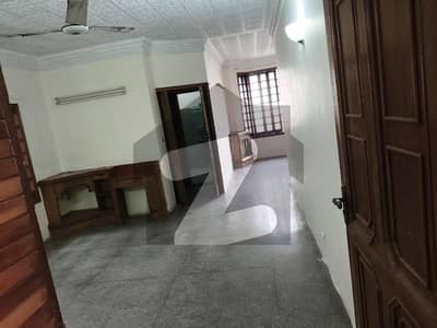 ایف ۔ 10 اسلام آباد میں 5 کمروں کا 1 کنال مکان 4.5 لاکھ میں کرایہ پر دستیاب ہے۔