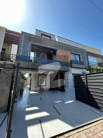 بحریہ ٹاؤن سیکٹر ای بحریہ ٹاؤن,لاہور میں 5 کمروں کا 10 مرلہ مکان 4.5 کروڑ میں برائے فروخت۔