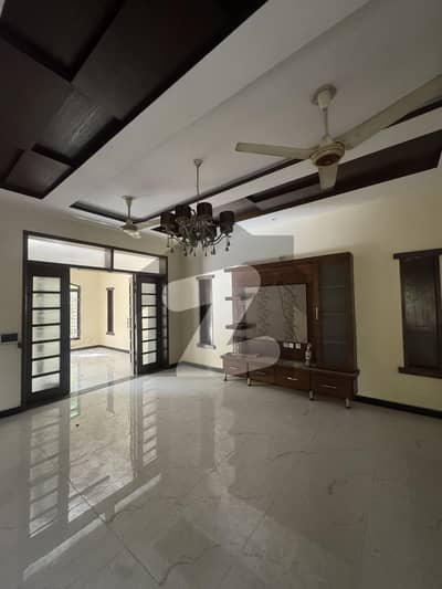 بحریہ ٹاؤن سیکٹر B بحریہ ٹاؤن,لاہور میں 5 کمروں کا 10 مرلہ مکان 3.75 کروڑ میں برائے فروخت۔