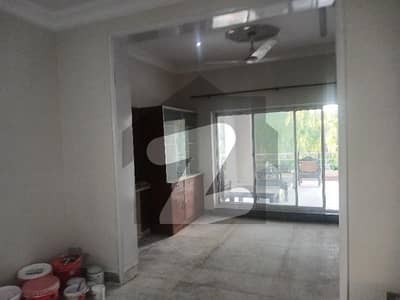 ایف ۔ 10 اسلام آباد میں 3 کمروں کا 1 کنال بالائی پورشن 1.6 لاکھ میں کرایہ پر دستیاب ہے۔