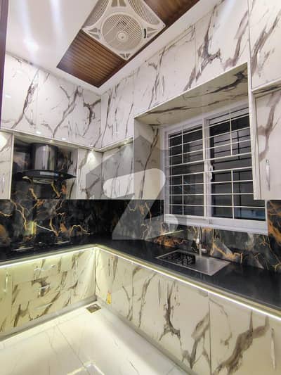 فارمانئیٹس ہاؤسنگ سکیم لاہور میں 2 کمروں کا 5 مرلہ فلیٹ 30.0 ہزار میں کرایہ پر دستیاب ہے۔