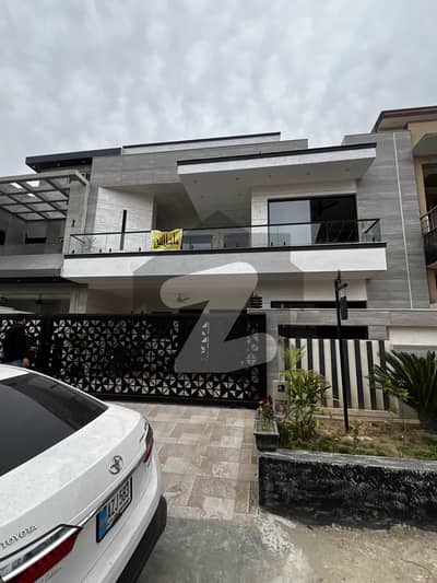 ایم پی سی ایچ ایس - بلاک سی 1 ایم پی سی ایچ ایس ۔ ملٹی گارڈنز,بی ۔ 17,اسلام آباد میں 5 کمروں کا 10 مرلہ مکان 5.5 کروڑ میں برائے فروخت۔