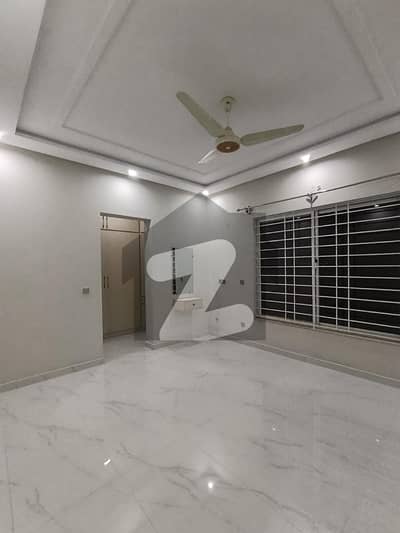 ڈی ایچ اے فیز 2 - سیکٹر جے ڈی ایچ اے ڈیفینس فیز 2,ڈی ایچ اے ڈیفینس,اسلام آباد میں 5 کمروں کا 10 مرلہ مکان 6.0 کروڑ میں برائے فروخت۔