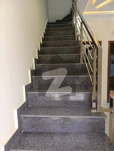 جی ۔ 13/4 جی ۔ 13,اسلام آباد میں 4 کمروں کا 4 مرلہ مکان 4.3 کروڑ میں برائے فروخت۔