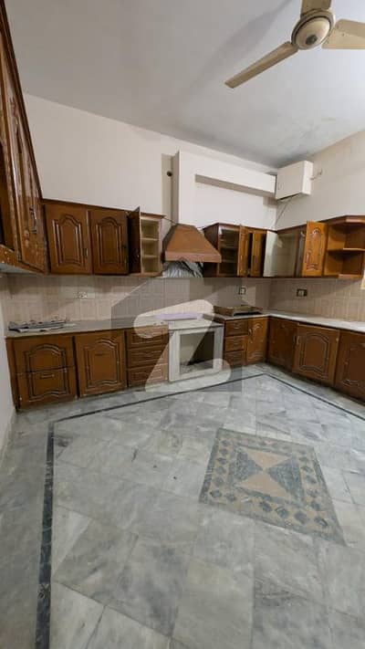 خیابانِ کالونی فیصل آباد میں 4 کمروں کا 1 کنال مکان 90.0 ہزار میں کرایہ پر دستیاب ہے۔