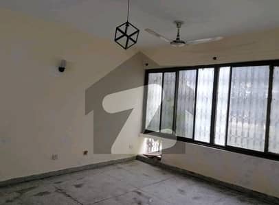 A Stunning Flat Is Up For Grabs In Askari 5 Lahore