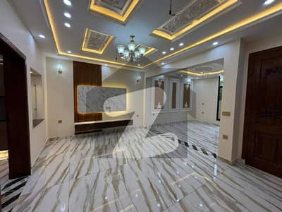 A BEAUTIFUL HOUSE DEPEND ON 8 MARLA DOUBLE STOREY IN HOUSING SOCIETY