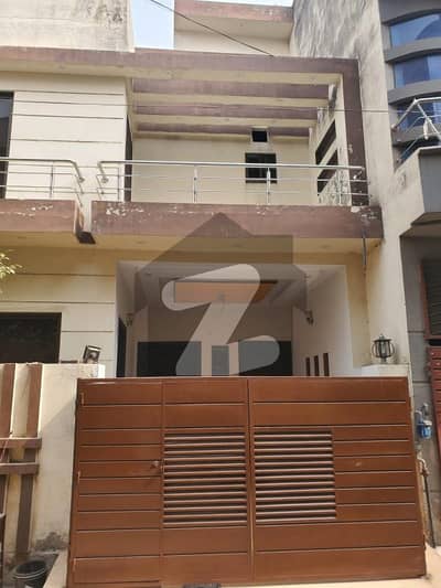 جوہر ٹاؤن فیز 1 جوہر ٹاؤن,لاہور میں 3 کمروں کا 5 مرلہ مکان 2.5 کروڑ میں برائے فروخت۔