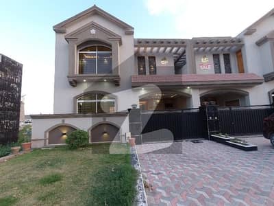 بحریہ ٹاؤن فیز 8 ۔ رفیع بلاک بحریہ ٹاؤن فیز 8,بحریہ ٹاؤن راولپنڈی,راولپنڈی میں 6 کمروں کا 10 مرلہ مکان 3.15 کروڑ میں برائے فروخت۔