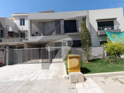 بحریہ ٹاؤن فیز 8 ۔ بلاک سی بحریہ ٹاؤن فیز 8,بحریہ ٹاؤن راولپنڈی,راولپنڈی میں 5 کمروں کا 10 مرلہ مکان 5.25 کروڑ میں برائے فروخت۔