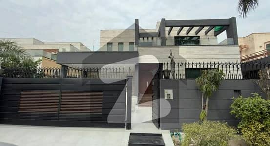 ڈی ایچ اے فیز 4 ڈیفنس (ڈی ایچ اے),لاہور میں 5 کمروں کا 1 کنال مکان 8.9 کروڑ میں برائے فروخت۔