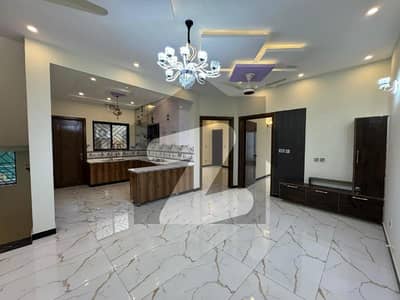 بحریہ ٹاؤن اسلام آباد میں 5 کمروں کا 10 مرلہ مکان 5.5 کروڑ میں برائے فروخت۔