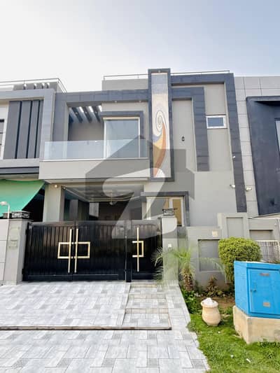 ڈی ایچ اے 9 ٹاؤن ۔ بلاک اے ڈی ایچ اے 9 ٹاؤن,ڈیفنس (ڈی ایچ اے),لاہور میں 3 کمروں کا 5 مرلہ مکان 2.5 کروڑ میں برائے فروخت۔