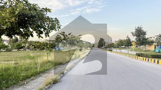 Prime Location Double Gate Front Back Open Street 23