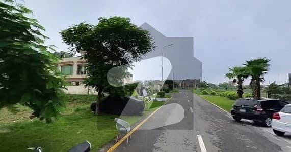 ڈی ایچ اے فیز 8 - بلاک ایل ڈی ایچ اے فیز 8,ڈیفنس (ڈی ایچ اے),لاہور میں 1 کنال رہائشی پلاٹ 3.5 کروڑ میں برائے فروخت۔