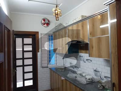 آئی ۔ 11 اسلام آباد میں 5 کمروں کا 4 مرلہ مکان 3.25 کروڑ میں برائے فروخت۔