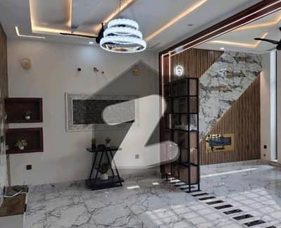 بحریہ ٹاؤن سیکٹر ای بحریہ ٹاؤن,لاہور میں 5 کمروں کا 10 مرلہ مکان 1.3 لاکھ میں کرایہ پر دستیاب ہے۔