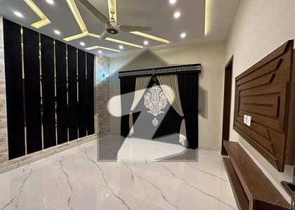 بحریہ ٹاؤن سیکٹر سی بحریہ ٹاؤن,لاہور میں 5 کمروں کا 1 کنال مکان 1.8 لاکھ میں کرایہ پر دستیاب ہے۔