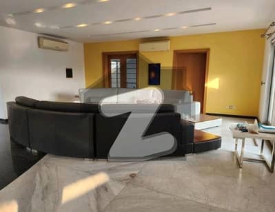 بحریہ ٹاؤن سیکٹر سی بحریہ ٹاؤن,لاہور میں 5 کمروں کا 1 کنال مکان 1.85 لاکھ میں کرایہ پر دستیاب ہے۔