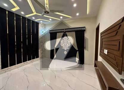 بحریہ ٹاؤن سیکٹر سی بحریہ ٹاؤن,لاہور میں 5 کمروں کا 1 کنال مکان 1.8 لاکھ میں کرایہ پر دستیاب ہے۔