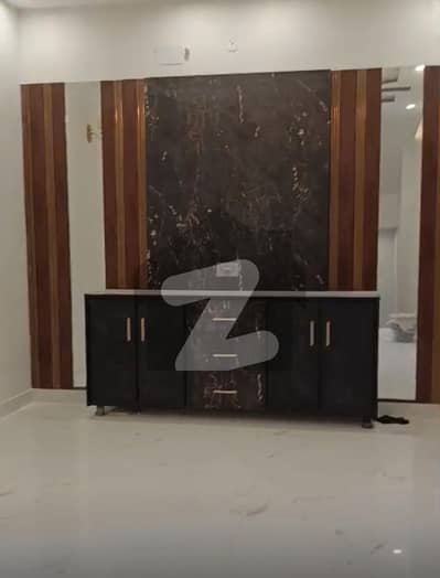 ویلینشیاء ہاؤسنگ سوسائٹی لاہور میں 5 کمروں کا 5 مرلہ مکان 1.5 لاکھ میں کرایہ پر دستیاب ہے۔