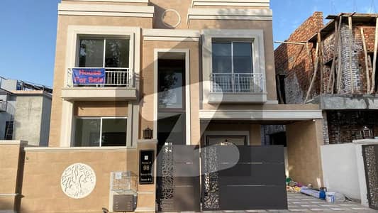 10 Marla Luxury Living Beautiful Home Available for Sale