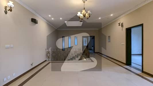 ایف ۔ 8 اسلام آباد میں 6 کمروں کا 1 کنال مکان 13.0 لاکھ میں کرایہ پر دستیاب ہے۔