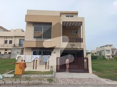 بحریہ ٹاؤن فیز 8 ۔ بلاک ایم بحریہ ٹاؤن فیز 8,بحریہ ٹاؤن راولپنڈی,راولپنڈی میں 4 کمروں کا 5 مرلہ مکان 2.2 کروڑ میں برائے فروخت۔