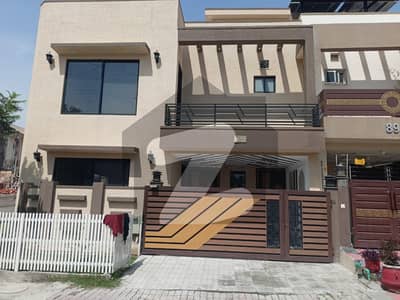 بحریہ ٹاؤن فیز 8 ۔ بلاک ایم بحریہ ٹاؤن فیز 8,بحریہ ٹاؤن راولپنڈی,راولپنڈی میں 3 کمروں کا 6 مرلہ مکان 2.7 کروڑ میں برائے فروخت۔