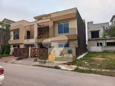 بحریہ ٹاؤن فیز 8 ۔ بلاک ایم بحریہ ٹاؤن فیز 8,بحریہ ٹاؤن راولپنڈی,راولپنڈی میں 3 کمروں کا 5 مرلہ مکان 2.1 کروڑ میں برائے فروخت۔