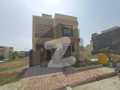 In Bahria Town Phase 8 - Block M House For sale Sized 5 Marla