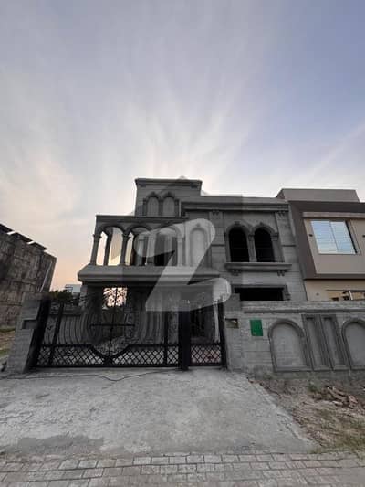 بحریہ آرچرڈ فیز 1 ۔ ناردن بحریہ آرچرڈ فیز 1,بحریہ آرچرڈ,لاہور میں 5 کمروں کا 10 مرلہ مکان 2.65 کروڑ میں برائے فروخت۔