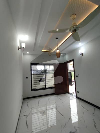 آئی ۔ 11 اسلام آباد میں 5 کمروں کا 4 مرلہ مکان 1.1 لاکھ میں کرایہ پر دستیاب ہے۔