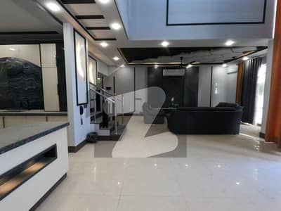 کلفٹن ۔ بلاک 4 کلفٹن,کراچی میں 4 کمروں کا 1 کنال فلیٹ 8.5 کروڑ میں برائے فروخت۔