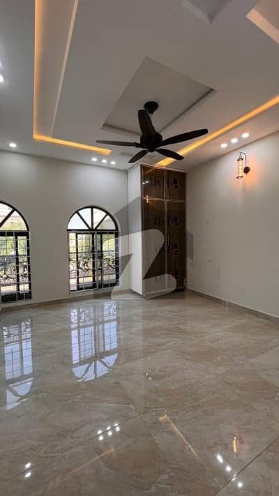 بحریہ ٹاؤن فیز 8 بحریہ ٹاؤن راولپنڈی,راولپنڈی میں 5 کمروں کا 10 مرلہ مکان 3.45 کروڑ میں برائے فروخت۔