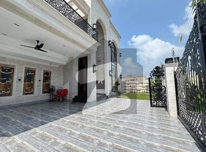 ڈی ایچ اے فیز 7 - بلاک یو فیز 7,ڈیفنس (ڈی ایچ اے),لاہور میں 5 کمروں کا 1 کنال مکان 10.5 کروڑ میں برائے فروخت۔