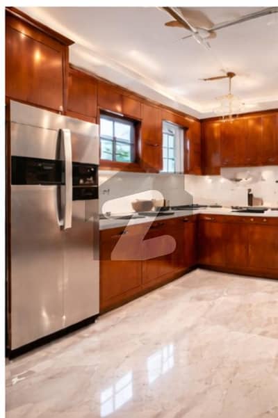 آئی ۔ 8 اسلام آباد میں 5 کمروں کا 14 مرلہ مکان 13.5 کروڑ میں برائے فروخت۔