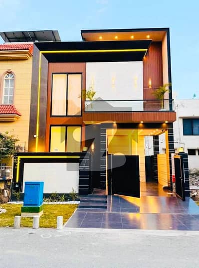 5 MARLA MODERN HOUSE FOR SALE IN DHA 9 TOWN.