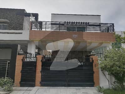 ڈیوائن گارڈنز لاہور میں 6 کمروں کا 14 مرلہ مکان 1.6 لاکھ میں کرایہ پر دستیاب ہے۔