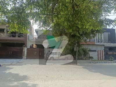 ٹاؤن شپ لاہور میں 10 مرلہ عمارت 3.5 کروڑ میں برائے فروخت۔