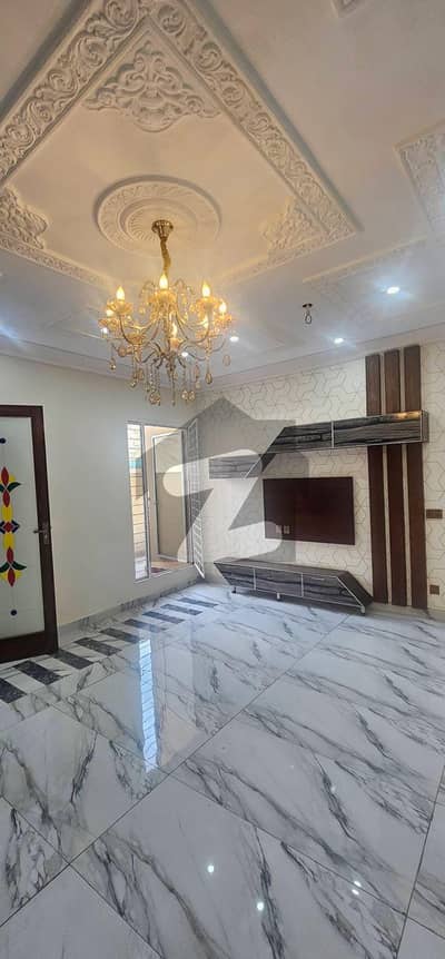 ایل ڈی اے ایوینیو لاہور میں 5 کمروں کا 10 مرلہ مکان 3.25 کروڑ میں برائے فروخت۔