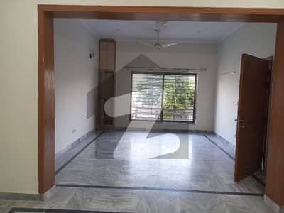 ای ۔ 11 اسلام آباد میں 2 کمروں کا 16 مرلہ بالائی پورشن 1.45 لاکھ میں کرایہ پر دستیاب ہے۔